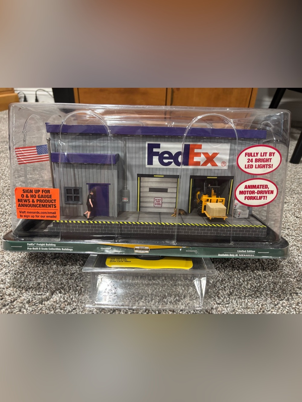FedEx O Scale Freight Building Playset - Purple/White